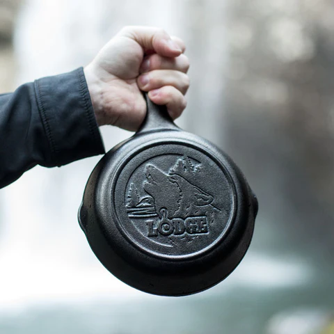 6.5 Inch Cast Iron Skillet With Wolf Scene \ L3SKWLWF