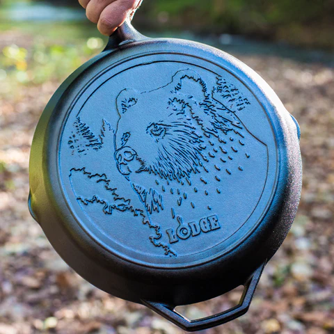 12In Lodge Wildlife Skillet with Bear\L10SKWLBR